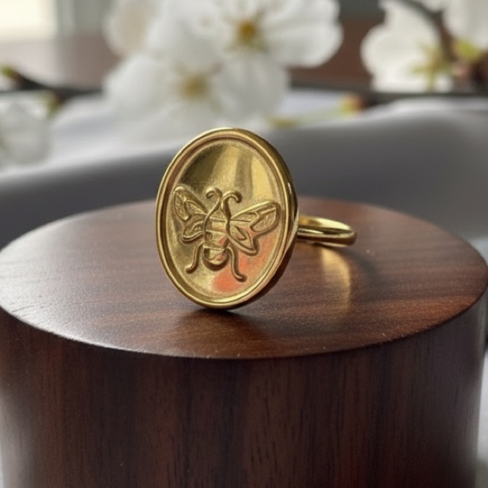 🐝 Vintage-Inspired Cottagecore Boho 14k Gold Plated Honey Bee Seal Ring - Picture 2 of 3